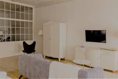 Apartmán White - obývacia časť s LCD TV, Apartments 1620yr, Trnava