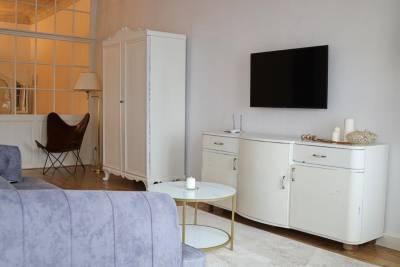 Apartmán White - obývacia časť s LCD TV, Apartments 1620yr, Trnava