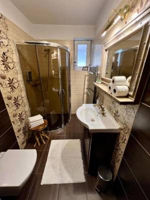 Kúpeľňa so sprchovacím kútom a toaletou, Chalupa Matejko, Liptovský Trnovec