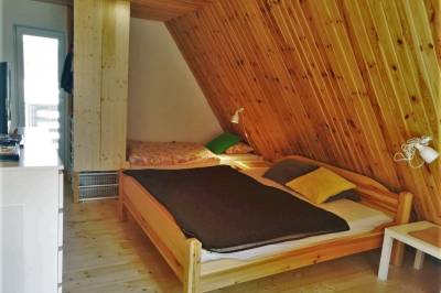 4-lôžková izba s manželskou posteľou a 2 samostatnými lôžkami, Chalupa Kysuce Varechovský potok, Vysoká nad Kysucou