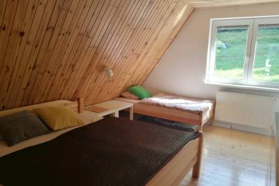 4-lôžková izba s manželskou posteľou a 2 samostatnými lôžkami, Chalupa Kysuce Varechovský potok, Vysoká nad Kysucou