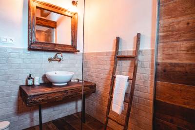 Kúpeľňa s toaletou a umývadlom, Chaty Urbanove sestry, Čierny Balog