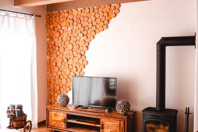 Chata 3 - obývacia časť s TV so satelitom a krbovou pieckou, Chaty Urbanove sestry, Čierny Balog
