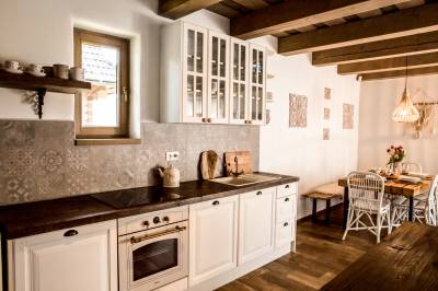 Chata 1 - plne vybavená kuchyňa s jedálenským stolom, Chaty Urbanove sestry, Čierny Balog