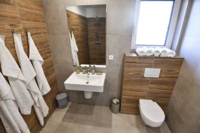 Kúpeľňa so sprchovacím kútom a toaletou, Wellness Villa Bobrik, Pribylina
