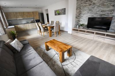 Obývacia miestnosť spojená s kuchyňou a jedálenským stolom, Wellness Villa Bobrik, Pribylina