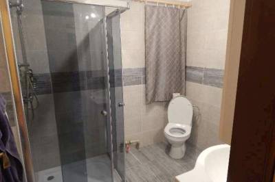 Drevenica 1 - kúpeľňa so sprchovacím kútom a toaletou, Family Resort Konská, Konská