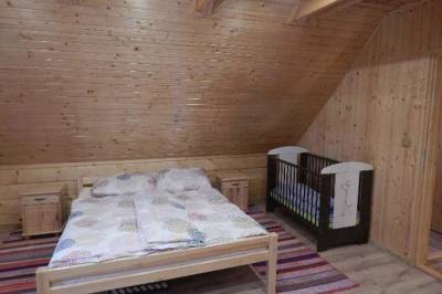 Drevenica 1 - spálňa s manželskou posteľou s možnosťou detskej postieľky, Family Resort Konská, Konská