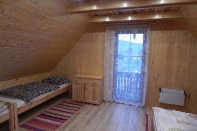 Drevenica 1 - spálňa s manželskou posteľou a 2 samostatnými lôžkami s prístupom na balkón, Family Resort Konská, Konská
