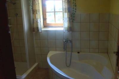 Drevenica 2 - kúpeľňa s vaňou a sprchovacím kútom, Family Resort Konská, Konská