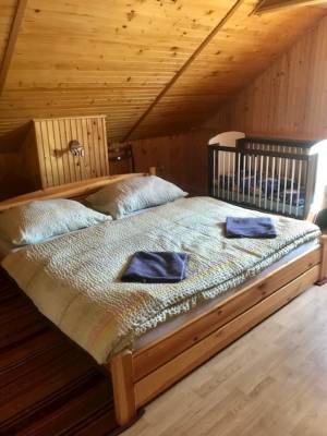 Drevenica 2 - spálňa s manželskou posteľou s možnosťou detskej postieľky, Family Resort Konská, Konská