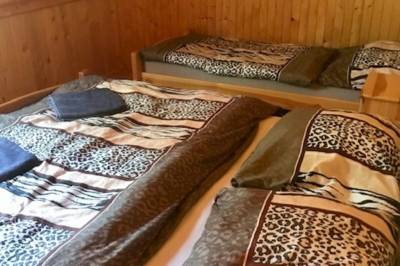 Drevenica 2 - spálňa s manželskou posteľou a samostatným lôžkom, Family Resort Konská, Konská