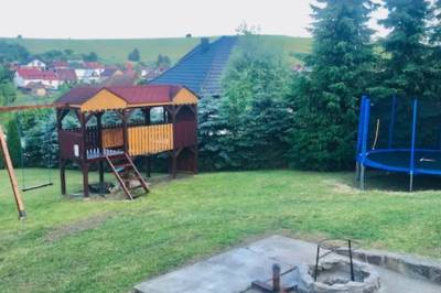 Detské ihrisko s domčekom, trampolínou a vonkajšie ohnisko, Family Resort Konská, Konská