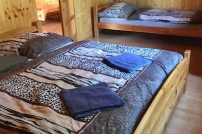 Drevenica 2 - spálňa s manželskou posteľou a samostatným lôžkom, Family Resort Konská, Konská