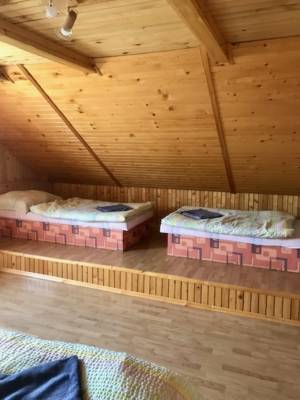 Drevenica 2 - spálňa s manželskou posteľou a samostatnými lôžkami, Family Resort Konská, Konská