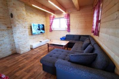 Obývačka s rozkladacím gaučom a LCD TV, Chata Baška, Liptovský Mikuláš