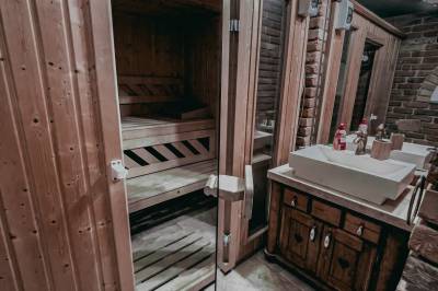 Vstup do sauny s umývadlom, MEDULIENKA TREEHOUSES NOSZVAJ, Noszvaj