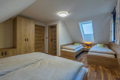 Spálňa s manželskou posteľou a 2 samostatnými lôžkami na poschodí, Drevenica Lesanka, Liptovský Mikuláš