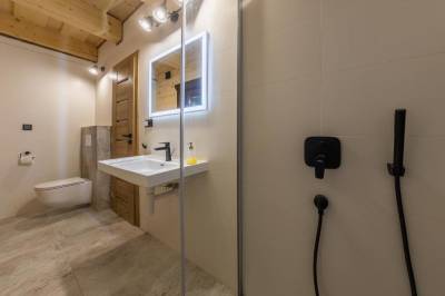 Kúpeľňa so sprchovacím kútom a toaletou, Drevenica Lesanka, Liptovský Mikuláš