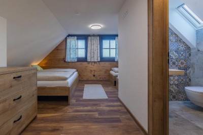 Spálňa s manželskou posteľou a 2 samostatnými lôžkami na poschodí s kúpeľňou, Drevenica Lesanka, Liptovský Mikuláš