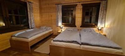 Spálňa s manželskou posteľou a samostatným lôžkom, Drevenica Lesanka, Liptovský Mikuláš