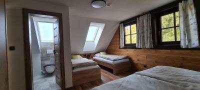Spálňa s manželskou posteľou a 2 samostatnými lôžkami na poschodí s kúpeľňou, Drevenica Lesanka, Liptovský Mikuláš
