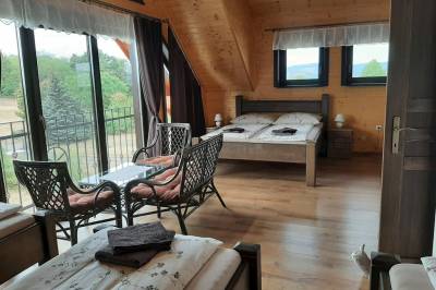 Spálňa s manželskou posteľou, samostatnými lôžkami, sedením a prístupom na balkón, Zrub Živa, Krupina