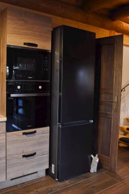 Kuchyňa s chladničkou, mikrovlnkou a elektrickou rúrou, Zrub Živa, Krupina