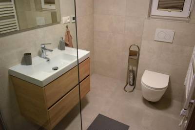 Kúpeľňa so sprchovacím kútom a toaletou, Rezort Zvernica, Vlachy