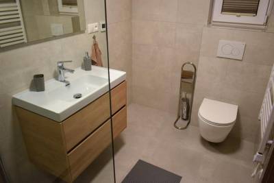Kúpeľňa so sprchovacím kútom a toaletou, Rezort Zvernica, Vlachy