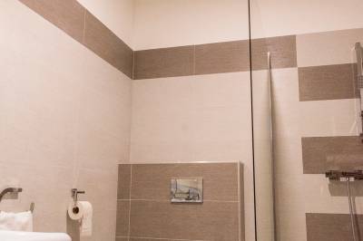 Kúpeľňa so sprchovacím kútom a toaletou, Apartmány Pohoda, Valča