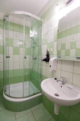Dvojlôžková izba STANDARD - kúpeľňa so sprchovacím kútom a toaletou, PB apartments, Spišská Nová Ves