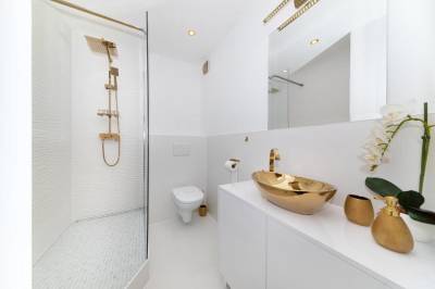 Podkrovný apartmán - kúpeľňa so sprchovacím kútom a toaletou, PB apartments, Spišská Nová Ves