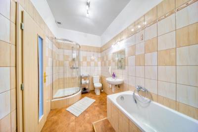 Rodinný apartmán - kúpeľňa so sprchovacím kútom, vaňou a toaletou, PB apartments, Spišská Nová Ves