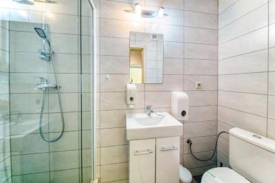 Štúdio s terasou - kúpeľňa so sprchovacím kútom a toaletou, PB apartments, Spišská Nová Ves