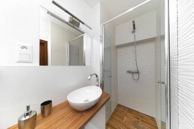 Dvojlôžková izba PREMIUM - kúpeľňa so sprchovacím kútom a toaletou, PB apartments, Spišská Nová Ves