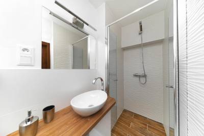 Dvojlôžková izba PREMIUM - kúpeľňa so sprchovacím kútom a toaletou, PB apartments, Spišská Nová Ves