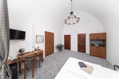 Dvojlôžková izba PREMIUM s manželskou posteľou a pracovným stolom, PB apartments, Spišská Nová Ves