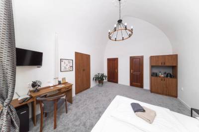 Dvojlôžková izba PREMIUM s manželskou posteľou a pracovným stolom, PB apartments, Spišská Nová Ves