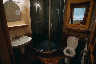Kúpeľňa so sprchovacím kútom a toaletou, Chata Ančovička, Oravský Podzámok