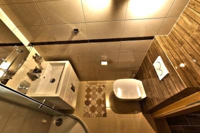 Kúpeľňa so sprchovým kútom a toaletou, Drevenica MEDVEDICA, Osturňa