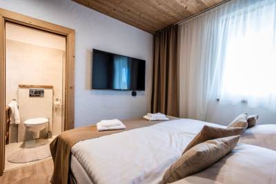 Spálňa 1 s manželskou posteľou, LCD TV a súkromnou kúpeľňou s toaletou, Chalet Demänovka, Demänovská Dolina