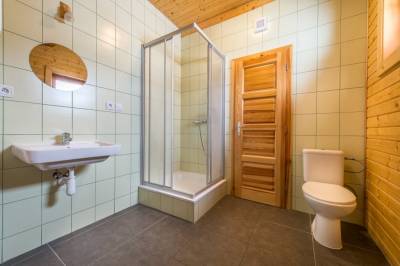 Kúpeľňa so sprchovacím kútom a toaletou, Zrub Pod Kriváňom, Liptovská Kokava