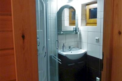 Kúpeľňa so sprchovacím kútom a toaletou, Chata Katka, Partizánska Ľupča