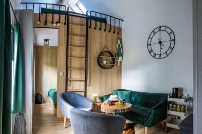 Obývacia miestnosť s pohovkou a so schodiskom na poschodie, Blasanka, Osturňa