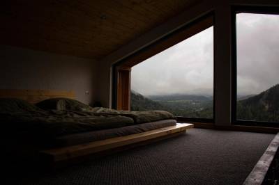 Spálňa s nízkou manželskou posteľou a širokými oknami s výhľadom, Panorama TinyHouse, Podbrezová