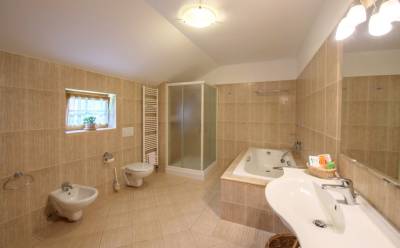 Kúpeľňa s vaňou, sprchovacím kútom, bidetom a toaletou, Chalupa Katarína, Špania Dolina