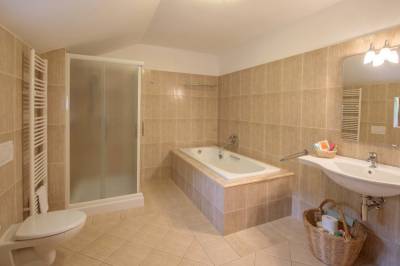 Kúpeľňa s vaňou, sprchovacím kútom, bidetom a toaletou, Chalupa Katarína, Špania Dolina