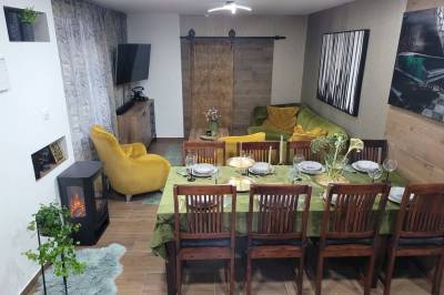 Obývacia miestnosť s jedálenským sedením, Chalupa Oslany, Oslany