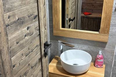 Samostatná toaleta s umývadlom, Villa Kriváň, Pribylina